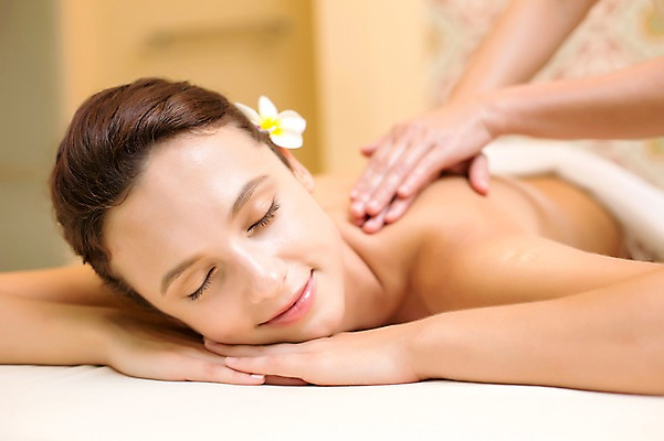 포토 JPG 서양인 외국인 백인 해외기획촬영 우먼라이프 라이프스타일 여자 꽃 엎드리기 휴식 실내 2014년태국 미소 사람 손짓 상반신 성인 두명 신체부위 30대 눈감음 스파 침대 마사지 편안함 어깨 팔 의료성형뷰티 여자만 성인여자만 장년만 장년여자만 성인만 프랜지파니 국내포토 식물 가구 컨셉 모션 표정 인종 내부 생활 장년 감각 파일형식