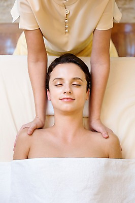 포토 JPG 서양인 외국인 백인 해외기획촬영 우먼라이프 라이프스타일 여자 휴식 실내 2014년태국 미소 사람 상반신 성인 두명 앞모습 30대 수건 눕기 눈감음 스파 마사지 편안함 어깨 의료성형뷰티 여자만 성인여자만 장년만 장년여자만 성인만 국내포토 뷰포인트 컨셉 모션 표정 인종 내부 생활 신체부위 장년 위생용품 감각 파일형식