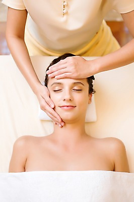 포토 JPG 서양인 외국인 백인 해외기획촬영 우먼라이프 라이프스타일 여자 휴식 실내 2014년태국 미소 사람 상반신 성인 두명 앞모습 신체부위 30대 수건 눕기 눈감음 스파 침대 마사지 편안함 팔 의료성형뷰티 여자만 성인여자만 장년만 장년여자만 성인만 국내포토 뷰포인트 가구 컨셉 모션 표정 인종 내부 생활 장년 위생용품 감각 파일형식