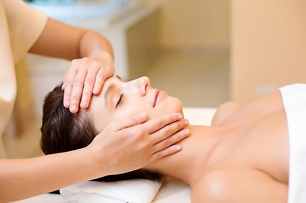 포토 JPG 서양인 외국인 백인 해외기획촬영 우먼라이프 라이프스타일 손 여자 휴식 실내 2014년태국 미소 사람 손짓 상반신 성인 두명 옆모습 신체부위 30대 수건 눕기 눈감음 스파 침대 마사지 편안함 팔 의료성형뷰티 장년만 성인만 국내포토 뷰포인트 가구 컨셉 모션 표정 인종 내부 생활 장년 위생용품 감각 파일형식