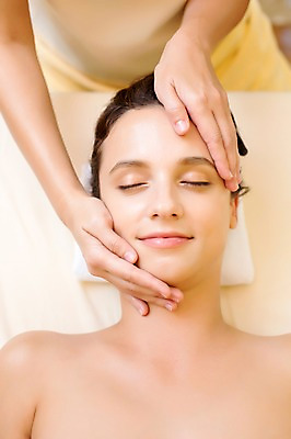 포토 JPG 서양인 외국인 백인 해외기획촬영 우먼라이프 라이프스타일 손 여자 휴식 실내 2014년태국 미소 사람 손짓 상반신 성인 두명 앞모습 신체부위 30대 눕기 눈감음 스파 침대 마사지 편안함 의료성형뷰티 장년만 성인만 국내포토 뷰포인트 가구 컨셉 모션 표정 인종 내부 생활 장년 감각 파일형식