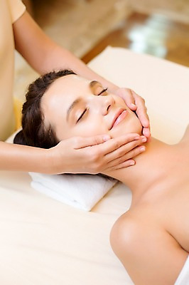 포토 JPG 서양인 외국인 백인 해외기획촬영 우먼라이프 라이프스타일 여자 휴식 실내 2014년태국 미소 사람 손짓 상반신 성인 두명 앞모습 신체부위 30대 수건 눕기 눈감음 스파 침대 마사지 편안함 팔 의료성형뷰티 여자만 성인여자만 장년만 장년여자만 성인만 국내포토 뷰포인트 가구 컨셉 모션 표정 인종 내부 생활 장년 위생용품 감각 파일형식