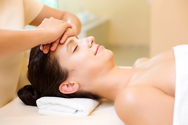 포토 JPG 서양인 외국인 백인 해외기획촬영 우먼라이프 라이프스타일 손 여자 휴식 실내 2014년태국 미소 사람 손짓 상반신 성인 두명 옆모습 신체부위 30대 수건 눕기 눈감음 스파 침대 마사지 편안함 의료성형뷰티 장년만 성인만 국내포토 뷰포인트 가구 컨셉 모션 표정 인종 내부 생활 장년 위생용품 감각 파일형식