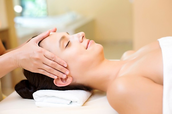 포토 JPG 서양인 외국인 백인 해외기획촬영 우먼라이프 라이프스타일 손 여자 휴식 실내 2014년태국 미소 사람 상반신 성인 두명 옆모습 신체부위 30대 수건 눕기 눈감음 스파 침대 마사지 편안함 의료성형뷰티 장년만 성인만 국내포토 뷰포인트 가구 컨셉 모션 표정 인종 내부 생활 장년 위생용품 감각 파일형식