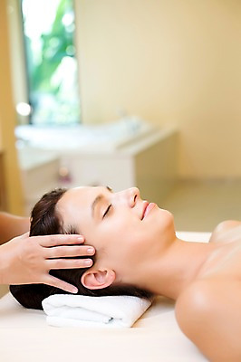 포토 JPG 서양인 외국인 백인 해외기획촬영 우먼라이프 라이프스타일 여자 휴식 실내 2014년태국 미소 사람 손짓 상반신 성인 두명 옆모습 신체부위 30대 눕기 눈감음 스파 침대 마사지 편안함 의료성형뷰티 여자만 성인여자만 장년만 장년여자만 성인만 국내포토 뷰포인트 가구 컨셉 모션 표정 인종 내부 생활 장년 감각 파일형식