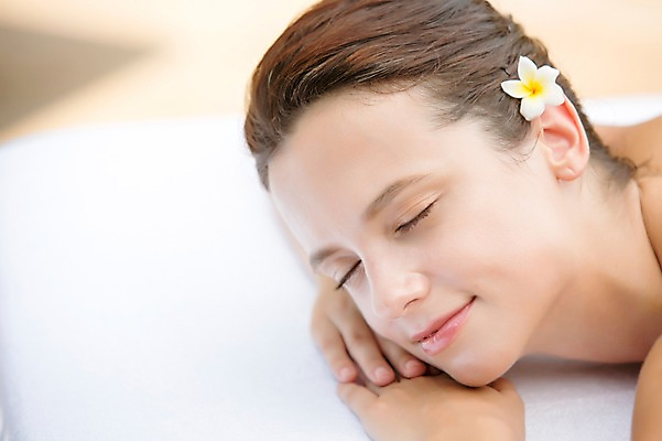 포토 JPG 주간 서양인 외국인 백인 해외기획촬영 우먼라이프 라이프스타일 여자 꽃 엎드리기 휴식 2014년태국 한명 미소 사람 손짓 상반신 성인 야외 옆모습 30대 눈감음 스파 침대 편안함 의료성형뷰티 성인여자한명만 장년만 장년여자만 장년여자한명만 프랜지파니 국내포토 자연요소 식물 1 뷰포인트 가구 컨셉 모션 표정 인종 생활 장년 감각 여자만 여자한명만 성인여자만 성인만 파일형식