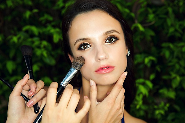 포토 JPG 주간 서양인 외국인 백인 해외기획촬영 우먼라이프 라이프스타일 손 여자 모션 2014년태국 들기 사람 여러명 상반신 성인 야외 앞모습 신체부위 30대 비키니 화장 섹시 화장품 붓 유혹 의료성형뷰티 장년만 성인만 국내포토 자연요소 수영복 뷰포인트 다수 컨셉 인종 생활 장년 뷰티 파일형식