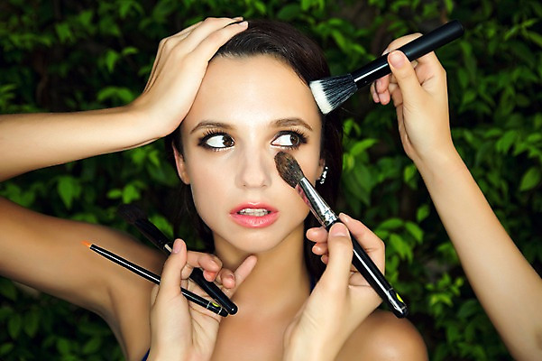 포토 JPG 주간 서양인 외국인 백인 해외기획촬영 우먼라이프 라이프스타일 손 응시 여자 모션 2014년태국 서기 들기 사람 여러명 상반신 성인 야외 앞모습 신체부위 30대 비키니 화장 섹시 화장품 붓 유혹 의료성형뷰티 장년만 성인만 국내포토 자연요소 시선 수영복 뷰포인트 다수 컨셉 인종 생활 장년 뷰티 파일형식