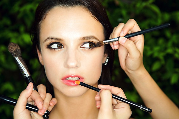 포토 JPG 주간 서양인 외국인 백인 해외기획촬영 우먼라이프 라이프스타일 손 여자 모션 2014년태국 서기 들기 사람 여러명 상반신 성인 야외 앞모습 신체부위 30대 비키니 화장 섹시 화장품 붓 유혹 의료성형뷰티 장년만 성인만 국내포토 자연요소 수영복 뷰포인트 다수 컨셉 인종 생활 장년 뷰티 파일형식