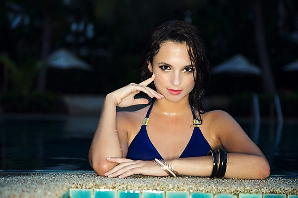 포토 JPG 서양인 외국인 백인 해외기획촬영 우먼라이프 라이프스타일 여자 팔찌 모션 수영장 2014년태국 한명 서기 미소 사람 손짓 상반신 성인 야외 앞모습 30대 비키니 섹시 야간 유혹 의료성형뷰티 성인여자한명만 장년만 장년여자만 장년여자한명만 국내포토 자연요소 1 수영복 뷰포인트 컨셉 장신구 표정 인종 생활 장년 여자만 여자한명만 성인여자만 성인만 파일형식