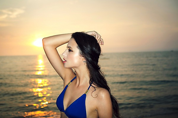 포토 JPG 주간 서양인 외국인 백인 해외기획촬영 우먼라이프 라이프스타일 응시 여자 모션 하늘 2014년태국 한명 서기 사람 손짓 상반신 성인 해변 야외 옆모습 30대 비키니 섹시 손들기 노을 유혹 의료성형뷰티 성인여자한명만 장년만 장년여자만 장년여자한명만 국내포토 자연요소 1 시선 수영복 바다 뷰포인트 컨셉 인종 생활 장년 여자만 여자한명만 성인여자만 성인만 파일형식