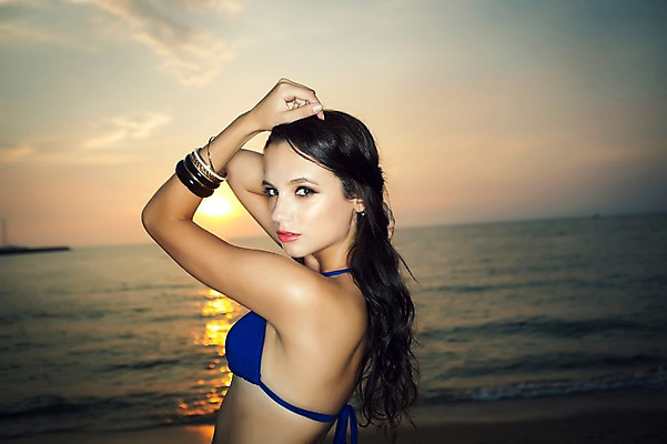 포토 JPG 주간 서양인 외국인 백인 해외기획촬영 우먼라이프 라이프스타일 여자 팔찌 모션 하늘 2014년태국 한명 서기 사람 손짓 상반신 성인 해변 야외 옆모습 30대 비키니 섹시 손들기 노을 유혹 의료성형뷰티 성인여자한명만 장년만 장년여자만 장년여자한명만 국내포토 자연요소 1 수영복 바다 뷰포인트 컨셉 장신구 인종 생활 장년 여자만 여자한명만 성인여자만 성인만 파일형식