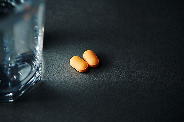 포토 JPG 스튜디오촬영 백그라운드 의학 잔 사람없음 치료 컵 알약 약 오브젝트 국내포토 식기 실내 파일형식