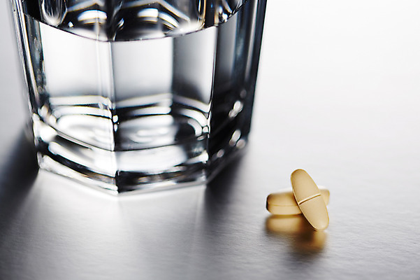 포토 JPG 스튜디오촬영 백그라운드 의학 잔 사람없음 치료 컵 물 알약 약 오브젝트 국내포토 자연요소 식기 실내 파일형식