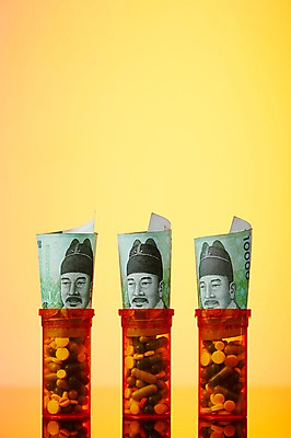 포토 JPG 스튜디오촬영 백그라운드 지폐 돈 의학 통 사람없음 치료 약 원화 오브젝트 국내포토 실내 재산 파일형식