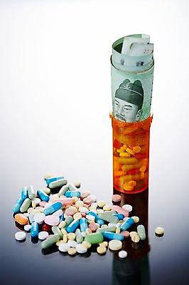 포토 JPG 스튜디오촬영 백그라운드 지폐 돈 의학 통 사람없음 치료 알약 약 원화 오브젝트 국내포토 실내 재산 파일형식