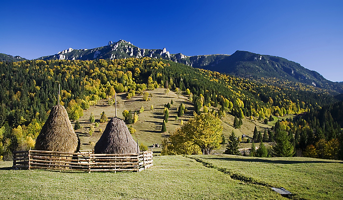 포토 JPG 해외이미지 나무 전통 계절 여행 단풍 잎 하늘 산 파노라마 풍경 사람없음 초록색 물 여름 파란색 빛 마을 계곡 가을 시골 신선 볏짚 숲 고도 만족 산등성이 방문 천국 루마니아 산악지대 해외202004 해외포토 자연요소 식물 감정 유럽 컬러 촬영기법 짚 파일형식 이미지허브