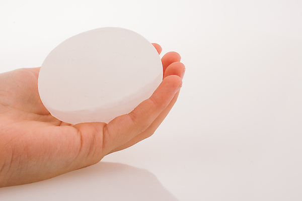 포토 JPG 해외이미지 손 들기 신체부위 얼음 오브젝트 흰배경 눈덩이 해외202004 해외포토 자연요소 백그라운드 모션 눈_날씨 사람 흰색 파일형식 이미지허브