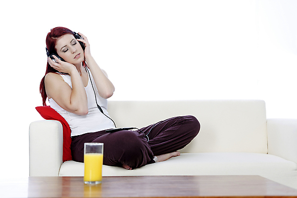 포토 JPG 해외이미지 라이프스타일 여자 행복 여유 음악 거실 청소년 주택 한명 빨간색 소파 헤드폰 듣기 휴게실 해외202004 해외포토 1 감정 컬러 음향기기 의자 모션 문화예술 사람 건물 생활 파일형식 이미지허브