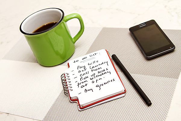 포토 JPG 해외이미지 종이 커피 음료 컨셉 텍스트 모바일 아이디어 사람 성인 사람없음 컵 스마트폰 펜 머그컵 기록 잡기 시간 선택 낙서 계획 작가 준비 정리 페이지 조언 체크리스트 현재 목차 해외202004 해외포토 직업 식기 모션 핸드폰 스마트기기 필기구 파일형식 이미지허브