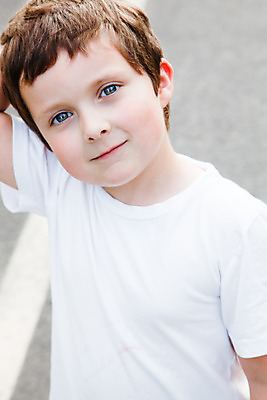 포토 JPG 해외이미지 백인 남자 행복 어린이 한명 미소 소년 야외 세로 청춘 해외202004 해외포토 서양인 1 감정 컨셉 표정 사람 파일형식 이미지허브