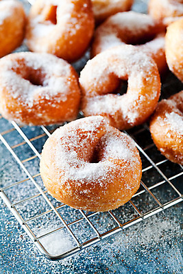 포토 JPG 해외이미지 전통 접시 음식 오렌지 탁자 디저트 사탕 요리 사람없음 컬러풀 갈색 쌓기 쿠키 식사 빵집 튀김 식탁보 흰색 도넛 달콤 설탕 페스츄리 핸드메이드 해외202004 해외포토 식기 빵 컬러 가구 과일 모션 상점 맛 파일형식 이미지허브