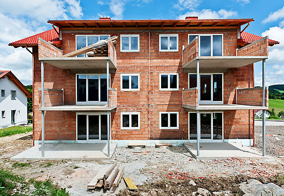 포토 JPG 해외이미지 구름 외관 유럽 벽 건축양식 사다리 가족 하늘 지붕 벽돌 새로움 주택 프레임 사람없음 건물 가로 파란색 업무 오스트리아 재산 확대 정상 땅 뼈대 타운 단상 발판 개발 건축업자 다락방 수목 지원 진짜 해외202004 해외포토 자연요소 건축물 건축 나라 컬러 컨셉 관계 금융 도구 도시 작업 파일형식 이미지허브