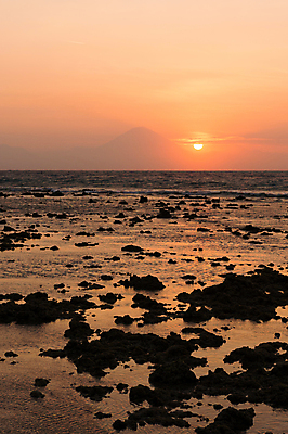 포토 JPG 해외이미지 실루엣 여유 바다 섬 오렌지 자연 하늘 불 산 풍경 해변 사람없음 빨간색 세로 물 여름 빛 햇빛 태양 반사 평화 어둠 침묵 일몰 새벽 바위 황금 정상 저녁 큼 화산 발리 인도네시아 천국 파라다이스 해외202004 해외포토 자연요소 계절 감정 아시아 컬러 컨셉 과일 촬영기법 노을 소리 돌_바위 야간 크기 생태계 파일형식 이미지허브