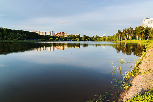 포토 JPG 해외이미지 나무 1 공원 호수 건축양식 학교 자연 하늘 풍경 사람없음 건물 물 여름 빛 강 반사 맑음 일몰 연못 도시 소나무 잠 저녁 숲 친환경 러시아 지역 모스크바 생태학 해외202004 해외포토 자연요소 식물 건축물 계절 공공시설 교육 건축 유럽 날씨 노을 환경 야간 생태계 파일형식 이미지허브