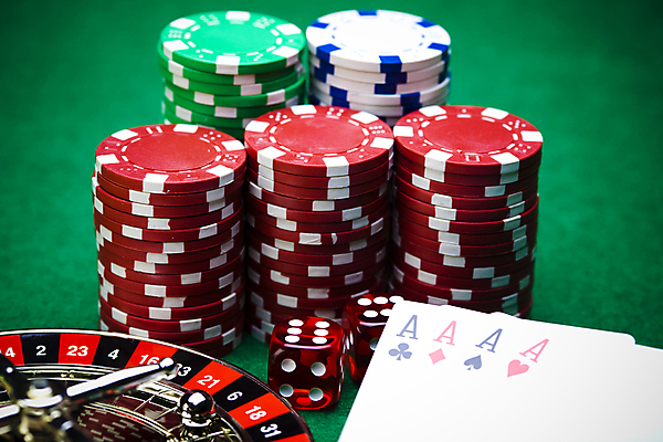 포토 JPG 해외이미지 실내 사람없음 쌓기 트럼프 포커칩 도박 카지노 주사위 룰렛 겜블 초록배경 해외202004 해외포토 백그라운드 모션 내부 초록색 놀이용품 게임 포커 파일형식 이미지허브