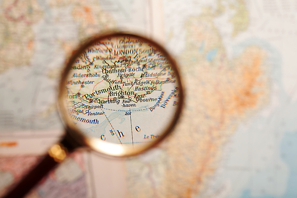 포토 JPG 해외이미지 도로 여행 지도 가이드 유리 돋보기 사람없음 세계 글로벌 지구본 탐험 도시 확대 방향 검색 발견 지리 해외202004 해외포토 직업 길 교통시설 재질 파일형식 이미지허브