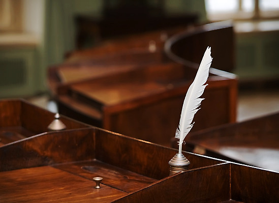 포토 JPG 해외이미지 캘리그라피 텍스트 잉크 사람없음 펜 골동품 흰색 기록 클래식 깃털 오브젝트 싱글 문서 펜촉 깃털펜 옛날 필기체 해외202004 해외포토 문자 컬러 컨셉 필기구 파일형식 이미지허브