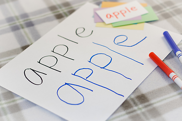 포토 JPG 해외이미지 학생 라이프스타일 영어 교육 종이 어린이 백그라운드 텍스트 교실 학교 놀이 수업 사람없음 단어 스터디 컬러풀 연필 펜 카펫 유치원 회색 가르침 닫기 사과 편지 연습 책상 그림 해외202004 해외포토 문자 컬러 가구 과일 모션 학용품 사람 생활 학습 필기구 파일형식 이미지허브