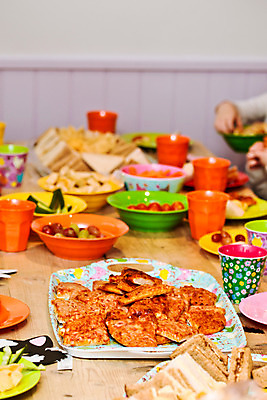 포토 JPG 해외이미지 그릇 식기 접시 음료 음식 크리스마스 학교 탁자 포도 치즈 피자 패스트푸드 샌드위치 사람없음 컵 파티 축제 식사 저녁식사 유치원 생일 사발 선택 플라스틱 점심식사 뷔페 식용 해로움 해외202004 해외포토 교육 기념일 가구 컨셉 과일 재질 유제품 서양음식 이벤트 사기그릇 인스턴트 파일형식 이미지허브