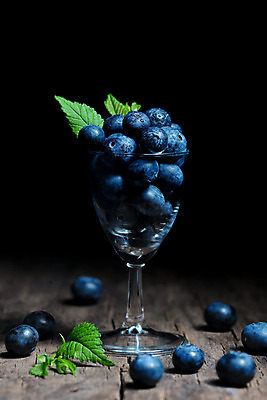 포토 JPG 해외이미지 열매 음식 잎 과일 자연 유리 탁자 디저트 건강 사람없음 목재 파란색 신선 그룹 달콤 유기농 블루베리 블랙베리 건강식 내추럴 옛날 월귤 해외202004 해외포토 나무 식물 웰빙 컬러 가구 재료 재질 맛 생태계 파일형식 이미지허브