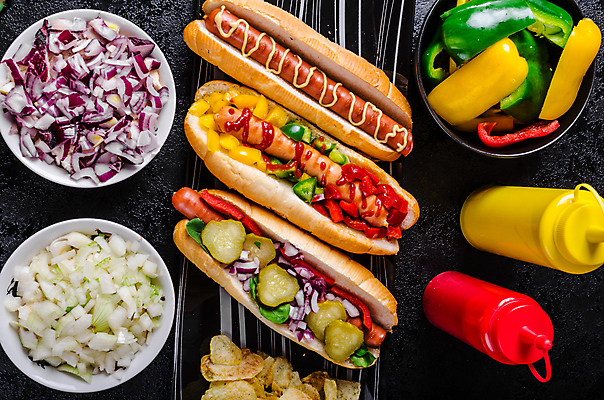 포토 JPG 해외이미지 접시 재료 검은배경 양파 피망 파프리카 실내 사람없음 하이앵글 소시지 케첩 머스터드 피클 일렬 핫도그 소스통 적양파 해외202004 해외포토 식기 음식 뷰포인트 백그라운드 채소 패스트푸드 통 내부 검은색 소스_음식 가공식품 절임 파일형식 이미지허브