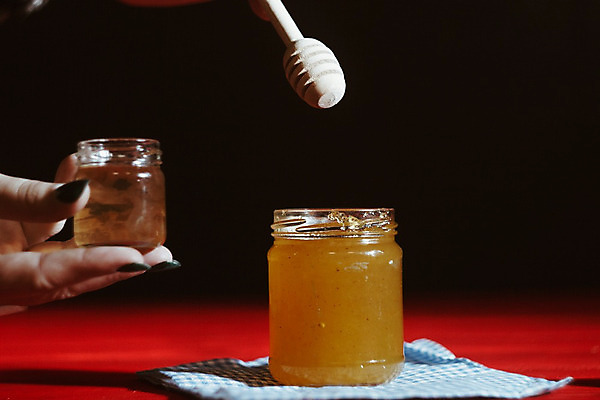 포토 JPG 해외이미지 손 꽃 음식 백그라운드 오렌지 재료 곰 자연 유리 탁자 디저트 건강 사람없음 목재 태양 갈색 노란색 주방 숟가락 흐름 시골 신선 항아리 액체 막대기 황금 달콤 맛 떨어짐 아침식사 냄비 국자 유기농 꽃가루 시럽 패키지 꿀 벌집 내추럴 구성 밀랍 바이오 해외202004 해외포토 자연요소 나무 식물 동물 웰빙 컬러 가구 컨셉 과일 포유류 재질 주방용품 수저 신체부위 식사 도자기 솥 가루 생태계 파일형식 이미지허브