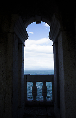 포토 JPG 해외이미지 구름 바다 곡선 건축양식 하늘 휴가 사람없음 야외 물 파란색 교회 어둠 신비 지중해 아치 심플 장면 슬로베니아 완전 해외202004 해외포토 자연요소 건축 유럽 선 컬러 컨셉 종교건축 건물 파일형식 이미지허브