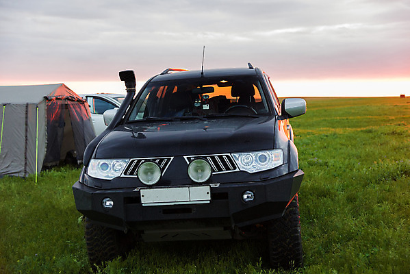 포토 JPG 해외이미지 스포츠 여행 십자가 자동차 자연 사람없음 야외 여름 힘 운전 레이싱 바퀴 주차 트로피 러시아 먼지 비포장도로 자동 집회 해외202004 해외포토 계절 유럽 도로 육상교통 모션 시합 상_우승 생태계 파일형식 이미지허브