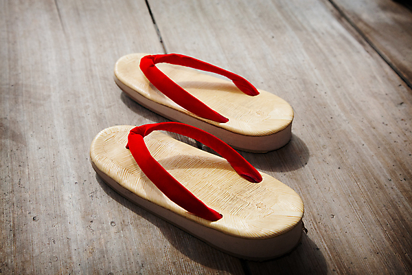 포토 JPG 해외이미지 전통 문화 선 신발 바닥 주택 동양인 사람없음 목재 빨간색 유행 평화 일본 스파 목욕 쌍 도쿄 샌들 시작 환영 가죽끈 게이샤 양발 존경 해외202004 해외포토 나무 아시아 컬러 컨셉 재료 인종 건물 청결 끈 가죽 파일형식 이미지허브