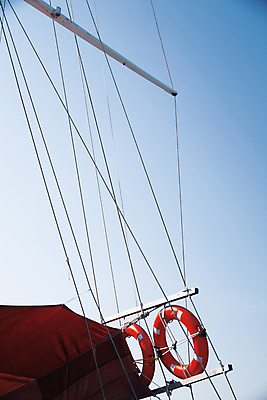 포토 JPG 해외이미지 밧줄 바다 요트 항해 경고 안전 사람없음 빨간색 물 파란색 수영 활발 자유 벨트 흰색 긴급 반지 도움 원형 구출 보호 위험 크루즈 오브젝트 서비스 싱글 보안 함선 고무 부표 돛대 내추럴 sos 구명용품 안전요원 재앙 헬프 생존 해외202004 해외포토 자연요소 도형 잡화 줄 컬러 컨셉 배_교통 장신구 수상스포츠 안전장비 구조요청 파일형식 이미지허브