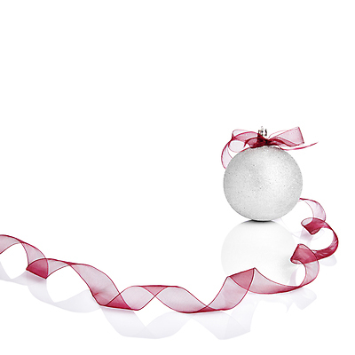 포토 JPG 해외이미지 스튜디오촬영 리본 크리스마스장식 크리스마스 휴가 크리스마스카드 사람없음 장식 빨간색 빛 반사 축하 화려 은색 흰배경 정사각형 구성 여의주 카피스페이스 해외202004 해외포토 도형 기념일 컬러 백그라운드 컨셉 카드_감사 실내 공백 흰색 파일형식 이미지허브