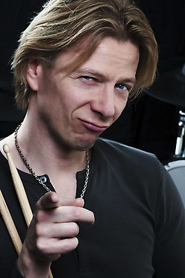 포토 JPG 해외이미지 1 학생 라이프스타일 남자 별 음악 포즈 백그라운드 셔츠 놀이 타악기 한명 사람 앉기 소년 성인 목재 빨간색 청춘 유행 금속 검은색 소리 콘서트 연주자 음악가 장비 흰색 기구 청바지 드럼 롤 재즈 조립 고립 드럼스틱 뮤지컬 해외202004 해외포토 자연요소 나무 직업 어린이 악기 컬러 컨셉 상의 재료 바지 모션 재질 문화예술 생활 공연 파일형식 이미지허브