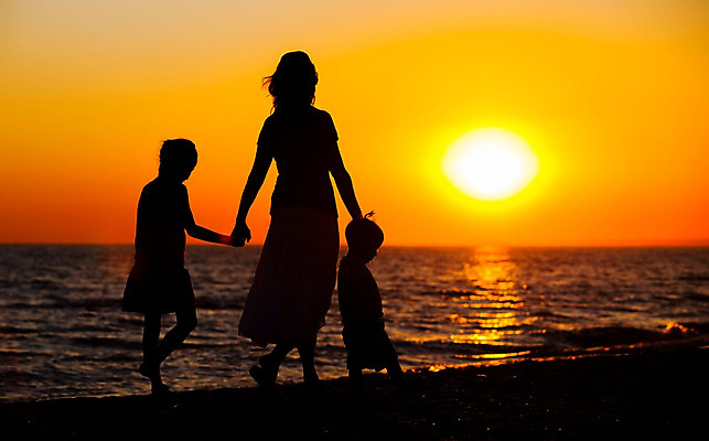 포토 JPG 해외이미지 여자 남자 행복 실루엣 어린이 바다 가족 휴가 함께함 그림자 소년 성인 해변 야외 손잡기 일몰 저녁 해외202004 해외포토 감정 컨셉 관계 모션 촬영기법 사람 노을 야간 파일형식 이미지허브