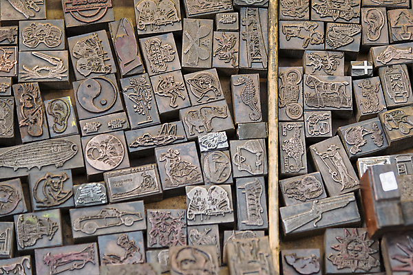 포토 JPG 해외이미지 캐릭터 접시 디자인 꽃 잉크 미술 사람없음 책 쌓기 금속 화환 블록 수확 골동품 역사 인쇄 자르기 수집 만들기 증거 언론 안심 장인 타입 옛날 회복 해외202004 해외포토 식물 식기 컨셉 농업 모션 재질 문화예술 육류 파일형식 이미지허브