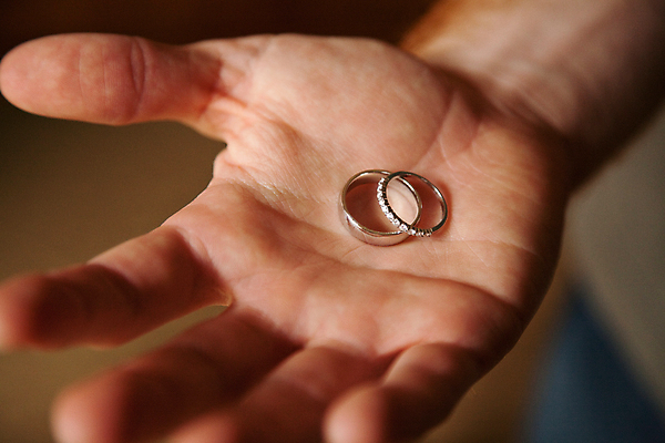 포토 JPG 해외이미지 손 남자 결혼 사람없음 믿음 축하 반지 잡기 황금 은색 다이아몬드 백금 영원 해외202004 해외포토 감정 컬러 컨셉 장신구 모션 사람 이벤트 신체부위 보석 파일형식 이미지허브