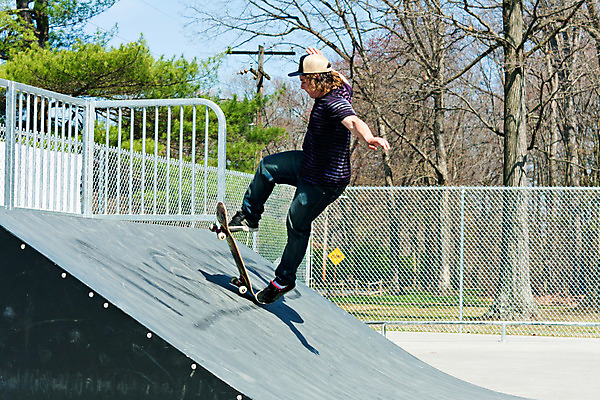 포토 JPG 해외이미지 라이프스타일 공원 남자 문화 스포츠 포즈 티셔츠 장난 한명 경사 소년 야외 10대 검은색 스케이트 스케이팅 흰색 청바지 도시 스케이트보드 보행로 승차 위험 묘기 스케이터 스케이트장 심각 요령 프리스타일 스타일 해외202004 해외포토 1 공공시설 길 어린이 스포츠용품 컬러 컨셉 셔츠 바지 스포츠시설 모션 청소년 겨울스포츠 운동선수 사람 생활 보드_스포츠 파일형식 이미지허브
