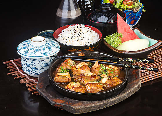 포토 JPG 해외이미지 전통 접시 음식 백그라운드 날개 채소 밥 육류 요리 동양인 사람없음 빨간색 일본 식사 저녁식사 치킨 중국 튀김 흰색 뜨거움 맛 그릴 먹기 매움 점심식사 해외202004 해외포토 식기 아시아 컬러 컨셉 식재료 모션 주방용품 인종 닭고기요리 파일형식 이미지허브