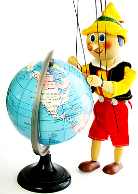 포토 JPG 해외이미지 교육 인형 여행 포즈 컨셉 지도 학교 아이디어 사람없음 목재 빨간색 노란색 지구본 검은색 고립 꼭두각시 해외202004 해외포토 나무 컬러 재료 파일형식 이미지허브