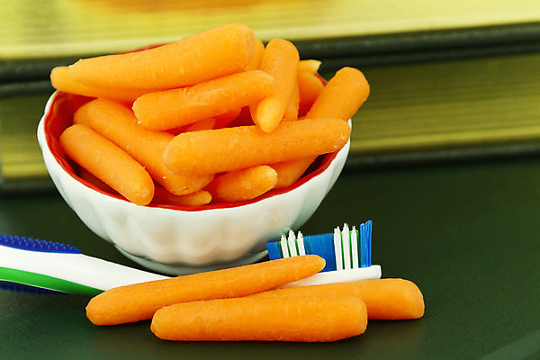 포토 JPG 해외이미지 음식 채소 건강 사람없음 책 당근 신선 치아 칫솔 먹기 스마트 위생관리 해외202004 해외포토 컨셉 모션 뿌리채소 관리 위생용품 소화기관 파일형식 이미지허브